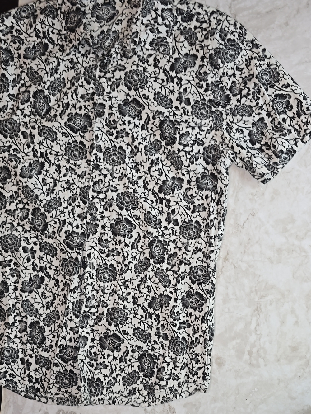 Black and White Floral Button Down, Men's 36